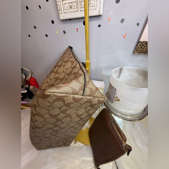 4FER Coach Brown Signature Tote and Pouch Set - Picture 10 of 17